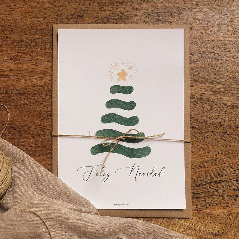 Felicitación navideña modelo ABETO. Una ilustración de un abeto con su estrella de navidad. Incluye sobre. Tamaño 15x21cms