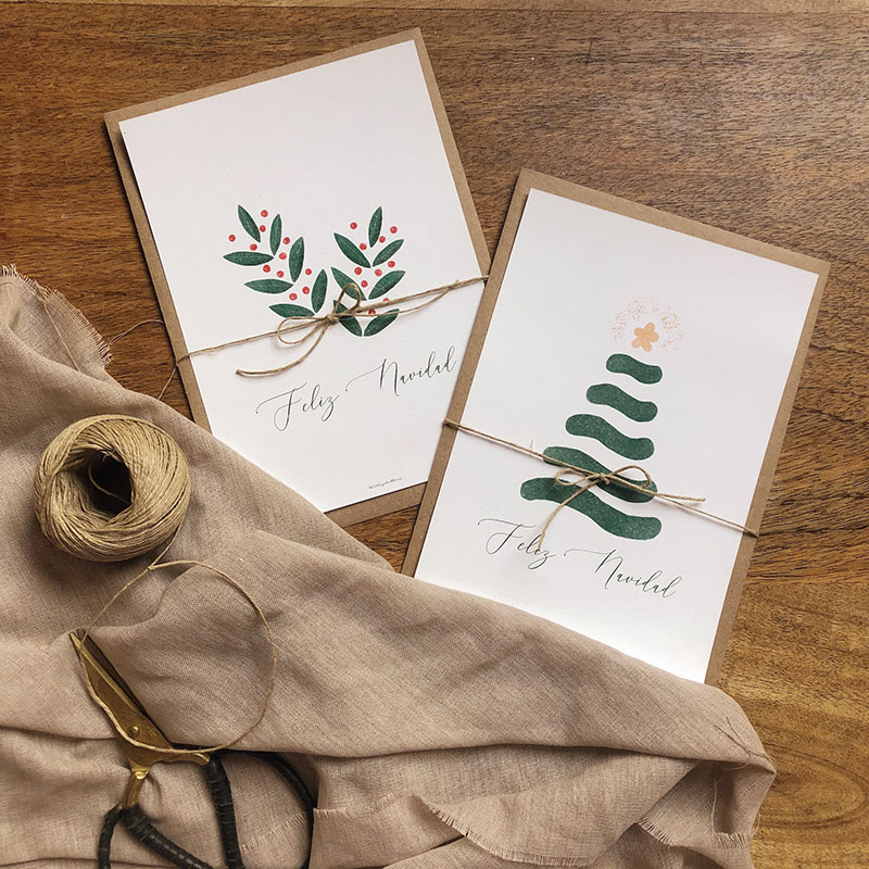 Pack de 2 felicitaciones navideñas con diseños originales de La Tortuguita Blanca. Unas ramitas de acebo y un abeto con su estrella de Navidad.