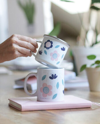 Tazas con ilustración de flores. Unas tazas alegres, ideales para una casa de estilo nórdico. En cerámica y metal.