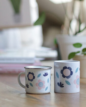 Tazas con ilustración de flores. Unas tazas alegres, ideales para una casa de estilo nórdico. En cerámica y metal.