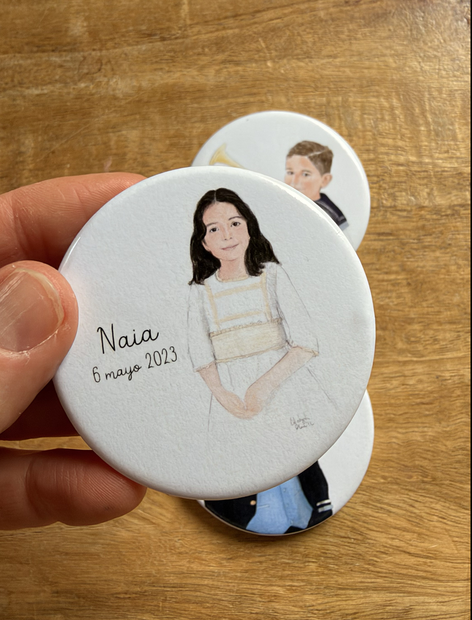 Detalle de chapa de Comunión con retrato ilustrado de una niña