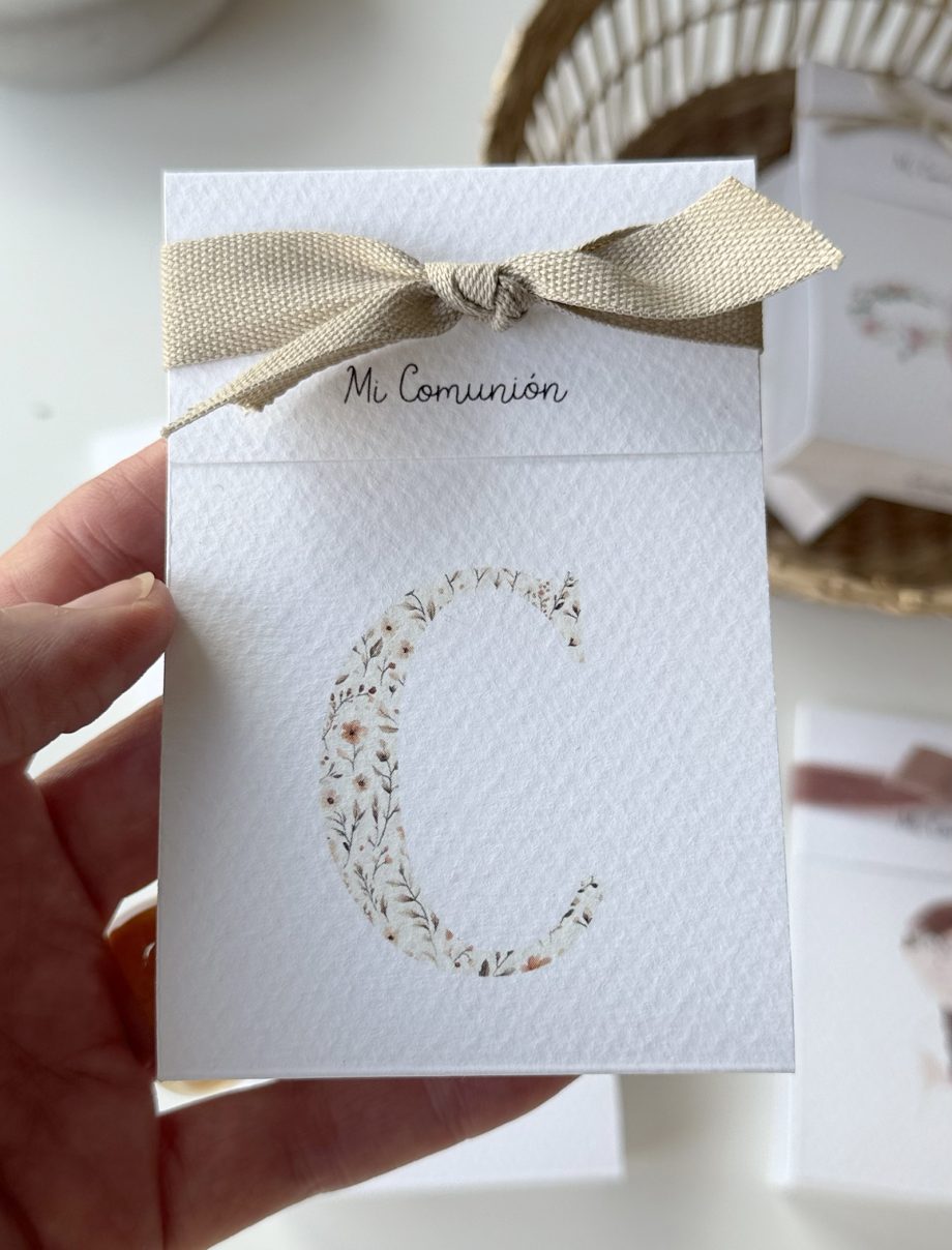 Estuches regalo personalizados de Primera Comunión.