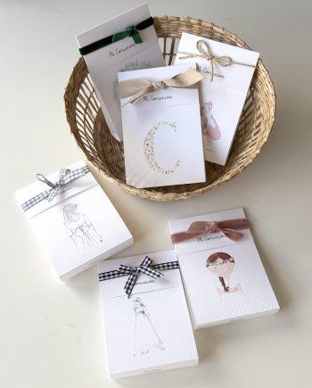 Estuches regalo personalizados de Primera Comunión ilustrados, en una cesta
